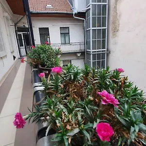 Violet With Air Condition , Budapeszt Węgry